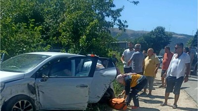 Erdek'te otomobil ile panelvan minibüsçarpıştı