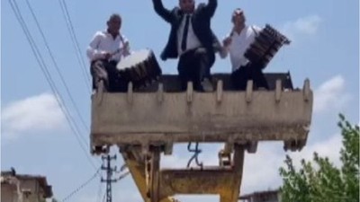 Operatör damat, gelin almaya kepçenin kovasında gitti
