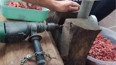 Açık kasap bulamadı, matkaptan kıyma makinesini yaptı
