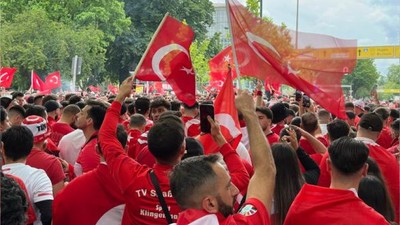 Dortmund sokakları kırmızı-beyaz