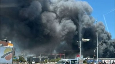Fabrika Yangını Rüzgarın Etkisiyle Geniş Alana Yayıldı