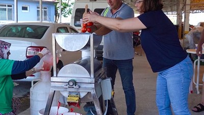 Ayvalık Belediyesi’nden Kadınlara Ücretsiz Salça Makinesi Hizmeti