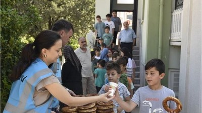 Başkan Bahçavan'dan Öğrencilere Simit Ayran İkramı