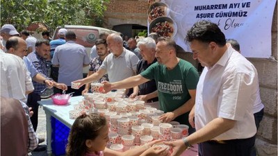 Başkan Ersoy Aşure Dağıttı