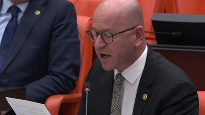 CHP’li Sarı Hayvanseverlerin İmzalarını Meclis’e Taşıdı