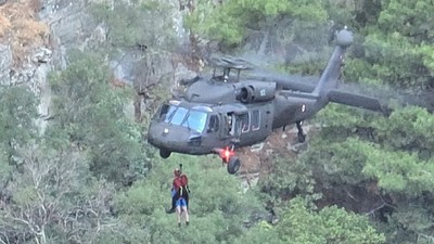 Edremit’te Kanyonda Mahsur Kalan 10 Kişi Helikopterle Kurtarıldı