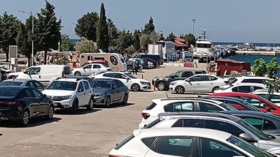 Gökçeada ve Bozcaada Feribot İskelelerinde Yoğunluk