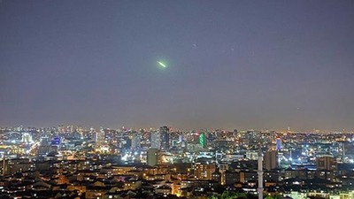 Gökyüzünde Parlak Işık Kümesi