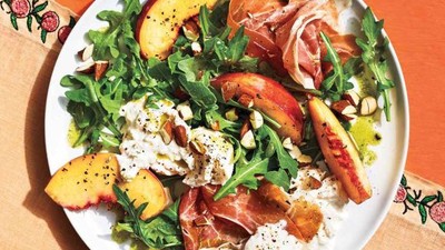 Yazın Serinletici Lezzeti: Meyveli Salata Tarifleri