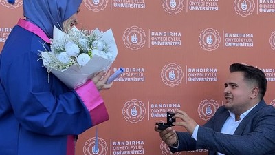 Mezuniyet Töreninde Unutulmaz Evlilik Teklifi