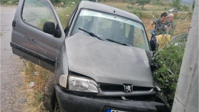 Virajı Alamayan Araç Elektrik Direğine Çarptı