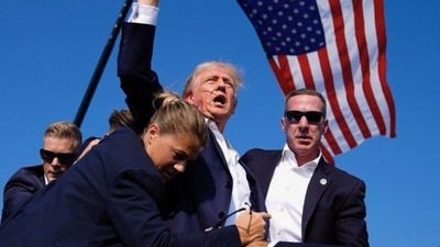 Trump'ın Mitinginde Patlama: Sağ Kulağından Yaralandı!