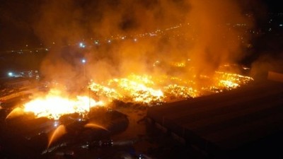 Kağıt Fabrikasında Çıkan Yangın Kontrol Altına Alınamadı