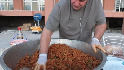 Burhaniye’de Çiğköfteli Eğlence
