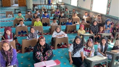İvrindi'de Çocuklar Cami'den Ayrılmak İstemiyor