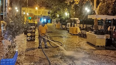 Ayvalık Belediyesi'nden Gece Boyu Temizlik Seferberliği