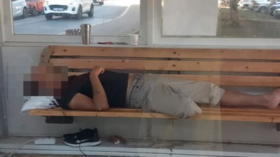 Bandırma'daki Otobüs Durakları Otel Gibi Kullanılıyor