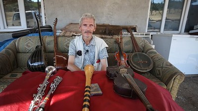 Bir Gözünü ve Bacağını Kaybetti, Müziğe Tutundu