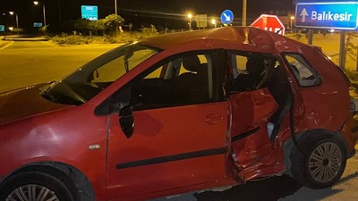 Motosikletle otomobil çarpıştı; biri çocuk 2 kişi yaralandı