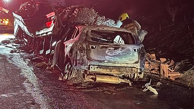 Otoyolda Feci Kaza, Otomobil Tıra Çarptı, Araçlar Kül Oldu