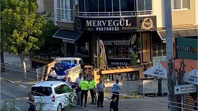 Balıkesir'de Kaza! Kamyonet Pastanenin Bahçesine Girdi