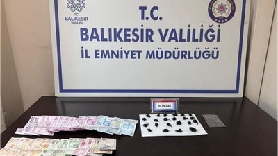 Çocuk Parkında Operasyon! 22 Paket Bonzaiyi Atıp Kaçtı