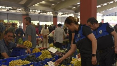 Zabıtalar Müşteriler İçin Pazar Nöbetinde