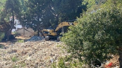 Bigadiç'te Metruk Binalar Yıkılıyor