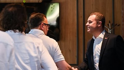 Başkan Ahmet Akın, Avlu'da Esnaf ve Daire Başkanlarıyla Bir Araya Geldi