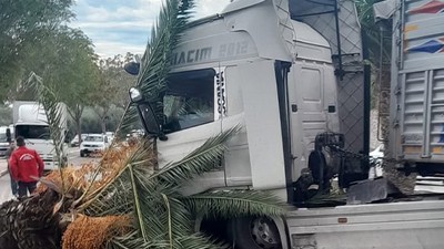 Erdek’te Kontrolü Kaybeden Tır Karşı Şerit'e Geçti