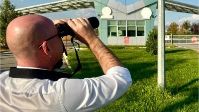 Milletvekili Elinde Dürbünle Uçak Aradı