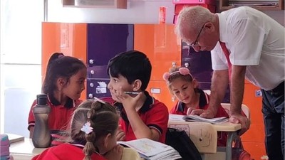 Müdür Günnü Öğrencilerle Ders Başında