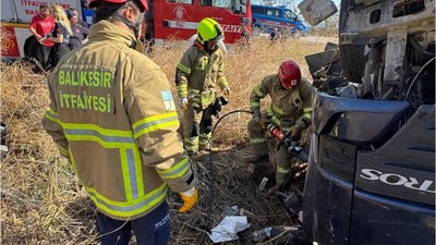 Bandırma'da Kaza! Kamyon Sürücüsü Sıkıştı