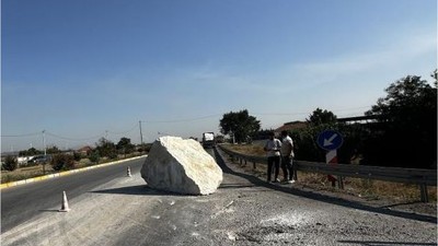 Mermer Yüklü Tır Kontrolden Çıktı!