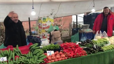 İki Pazarcının Mani Atışması Alışverişi Şova Çevirdi