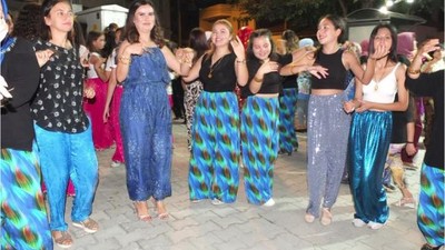Burhaniye'de Köylü Kadınlardan Şalvar Gecesi