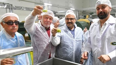 Balıkesir Valisi Ustaoğlu Zeytinyağı Sıktı