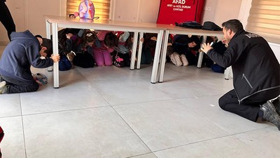 AFAD Balıkesir'den Öğrencilere Deprem Tatbikatı Eğitimi