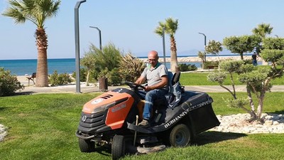 Burhaniye'de Yeşil Alanlara Bakım Çalışması