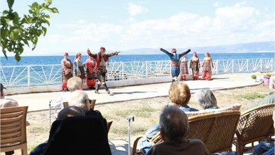 Burhaniye'de Sevgi Elleri Huzurevlerine Uzandı