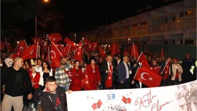 Edremit’te Yüzlerce Kişi Cumhuriyet İçin Yürüdü