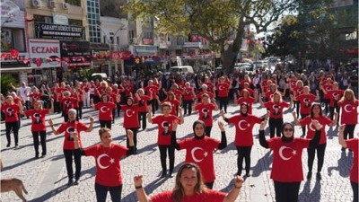 Meydanda Harmandalı Fırtınası Esti