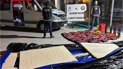 Balıkesir'de 2 Araç İçinde Çıkan Göçmen Tehlikesi