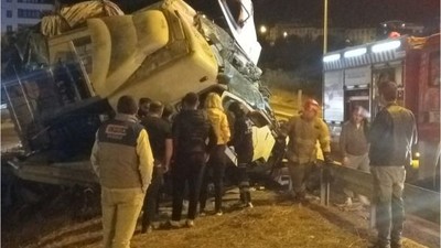 Balıkesir'de Kaza! Sürücü Araçta Sıkıştı