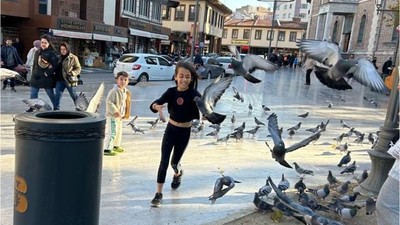 Zağnospaşa Meydanı’nda Çocukların Eğlencesi Güvercinler