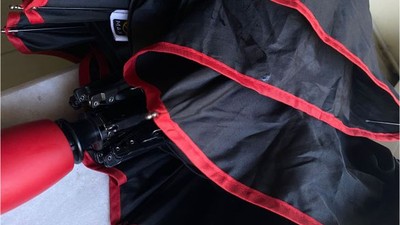 Balıkesir'de Yağmurluk ve Şemsiye Modası