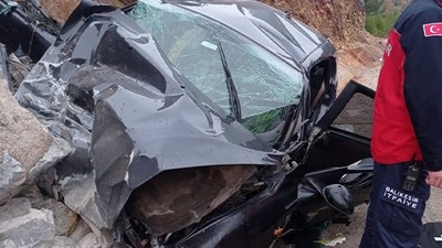 BALIKESİR EDREMİT KARAYOLUNDA FECİ KAZA: 2 YARALI