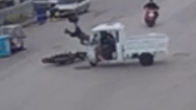 Bandırma’da Motosiklet ve Üç Tekerlekli Bisiklet Çarpıştı