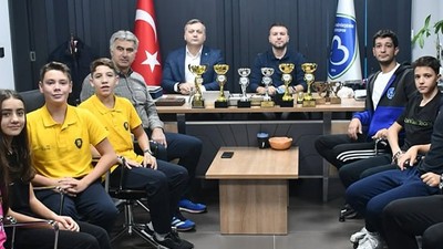 Büyükşehir'in Şampiyon Triatloncularından Kulübe Ziyaret