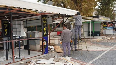 Edremit Belediyesi Akçay Kordonunu İşgal Eden Büfeleri Kaldırıyor